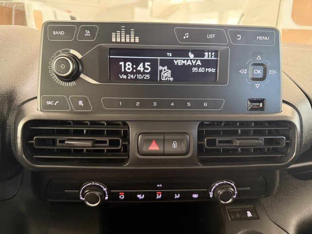 Citroën Berlingo BlueHDi 100 CV Talla M (2020) interior centro