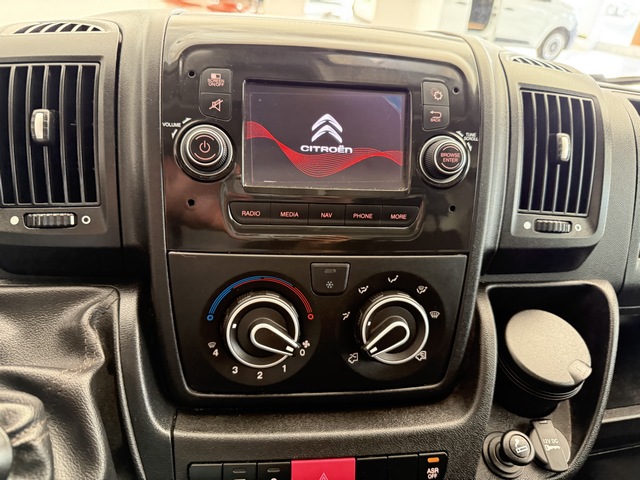 Citroën Jumper 2.0 HDi 140 CV L3H2 Isotermo interior pantalla
