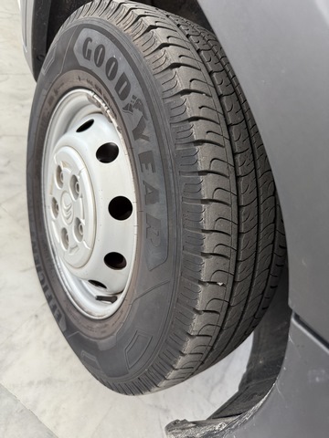 Citroën Jumper 35 L4H3 Heavy HDi 150 neumáticos lateral