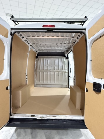 Peugeot Boxer L2H2 puerta trasera