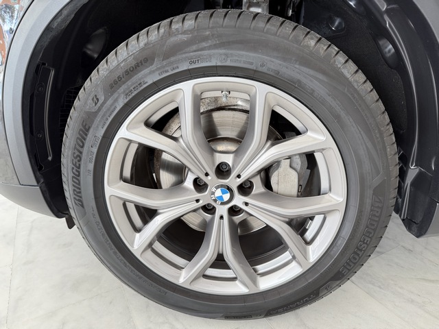 Vehiculo Seminuevo BMW X5 XDrive 25 rueda