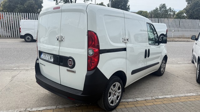 Fiat Doblo Van furgoneta seminueva parte trasera